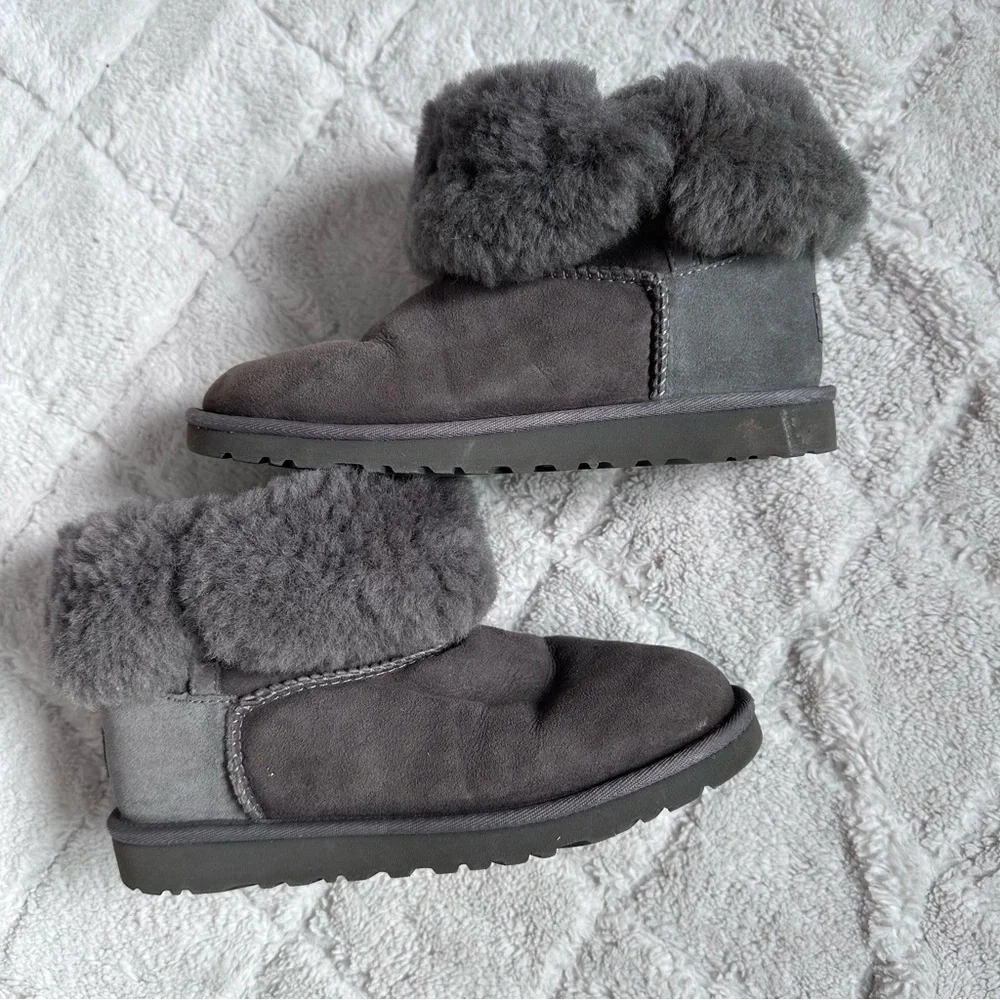 Ugg | Gray Bailey Button Boots Big Kids Style 5991Y | Size 5